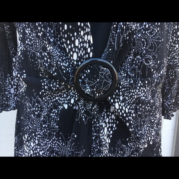 New black and white blouse - Picture 2 of 7